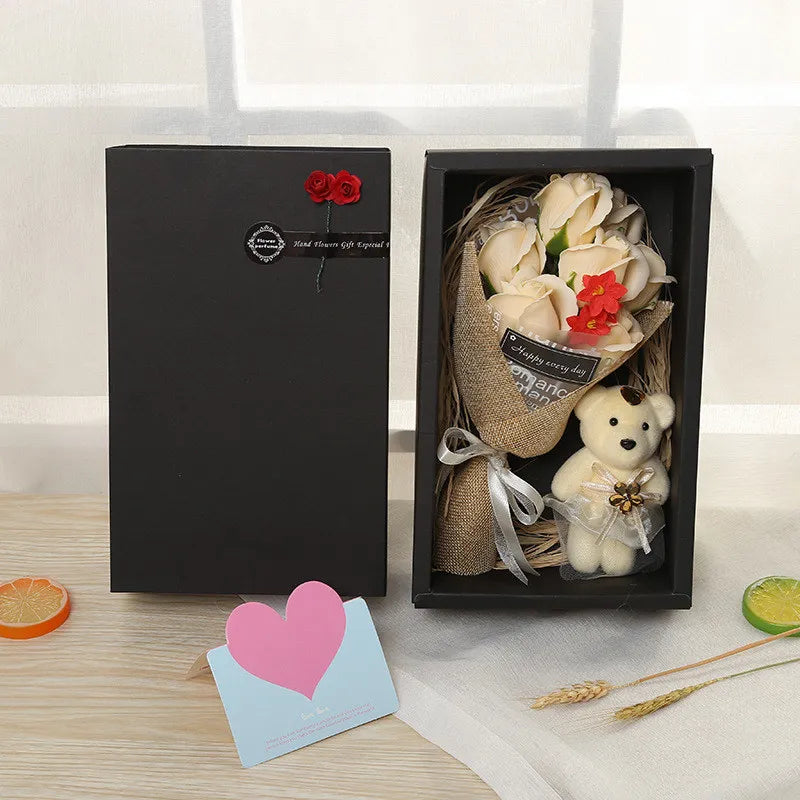 علبة هدايا ورد صابون عطري مع دب – 7 وردات شكلها ورد طبيعي