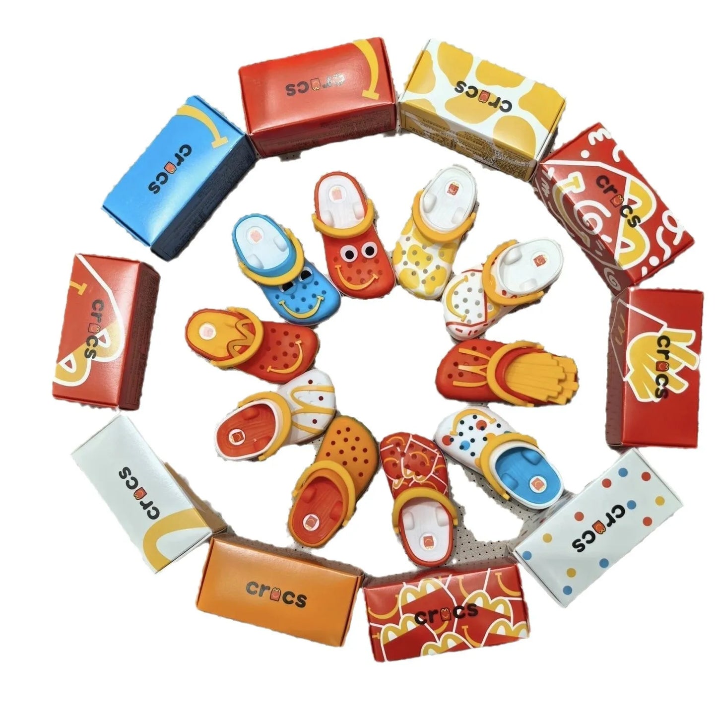 سلسلة 2024 من ماكدونالدز، ميدالية شبشب مصغر، لعبة هابي ميل مجسمة قابلة للجمع لتزيين المكتب أو كهدية عيد ميلاد للأطفال.