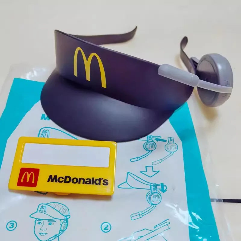 ألعاب بيت اللعب من ماكدونالدز، تشمل مجسمات مكونات المطعم، صناديق وجبات، ماكينات الطلب، وقبعات للأطفال، نموذج لعب واقعي