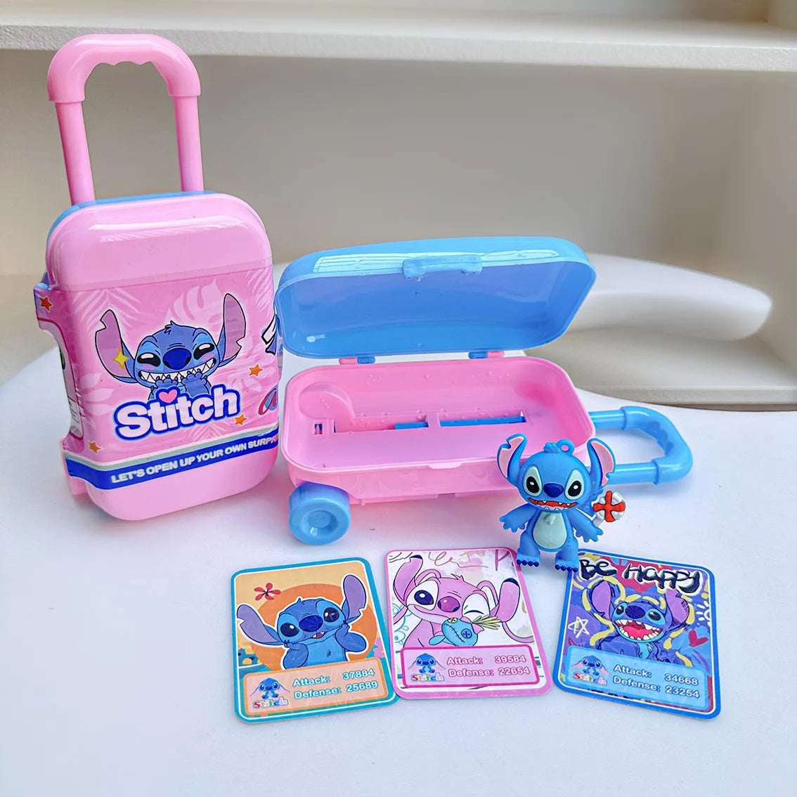 علبة مفاجآت ديزني – 12 شخصية Stitch مع حقيبة صغيرة