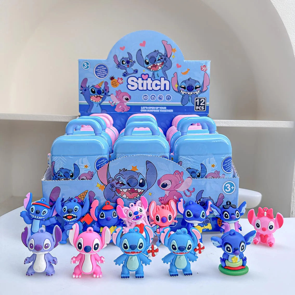 علبة مفاجآت ديزني – 12 شخصية Stitch مع حقيبة صغيرة