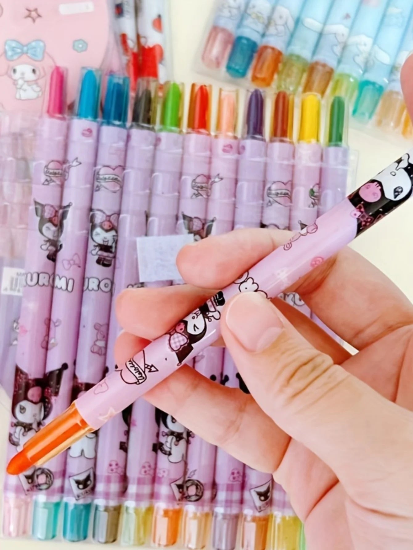 مجموعة ألوان شمع دوّارة كرتونية – هيلو كيتي، سينامورول، ميلودي، كورومي – 12 لون للرسم والتلوين