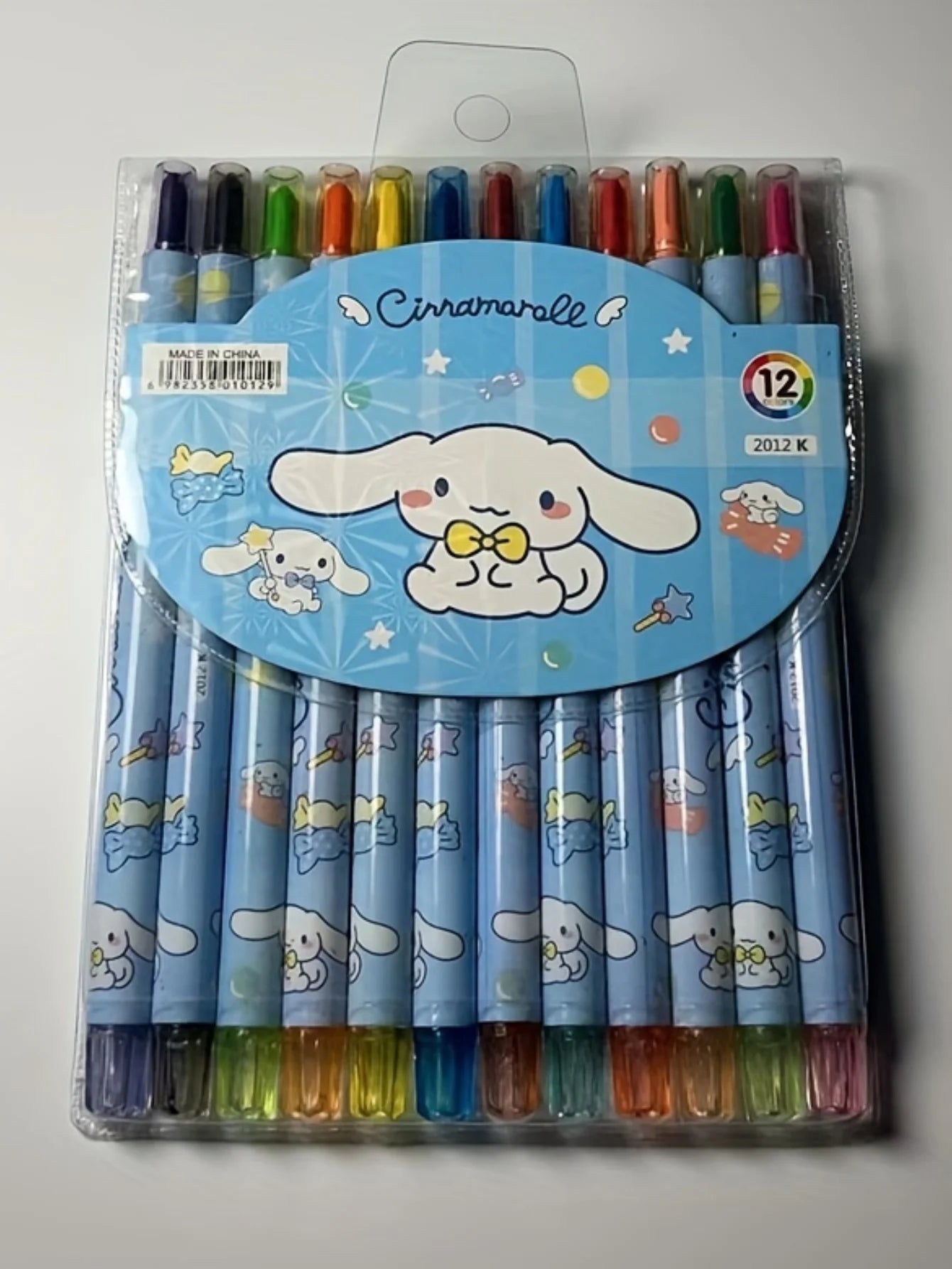 مجموعة ألوان شمع دوّارة كرتونية – هيلو كيتي، سينامورول، ميلودي، كورومي – 12 لون للرسم والتلوين