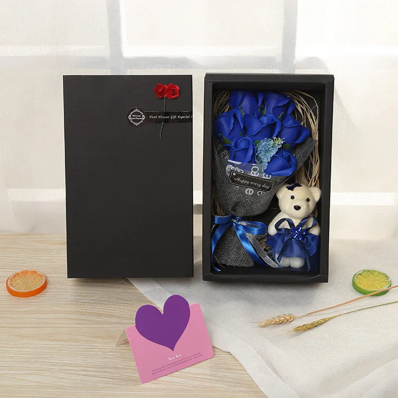 علبة هدايا ورد صابون عطري مع دب – 7 وردات شكلها ورد طبيعي