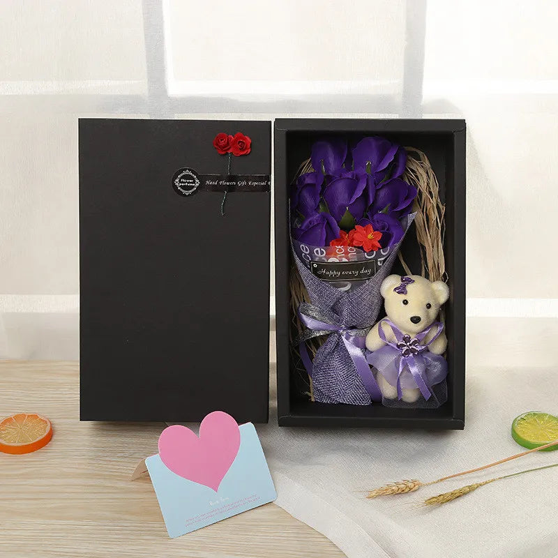 علبة هدايا ورد صابون عطري مع دب – 7 وردات شكلها ورد طبيعي