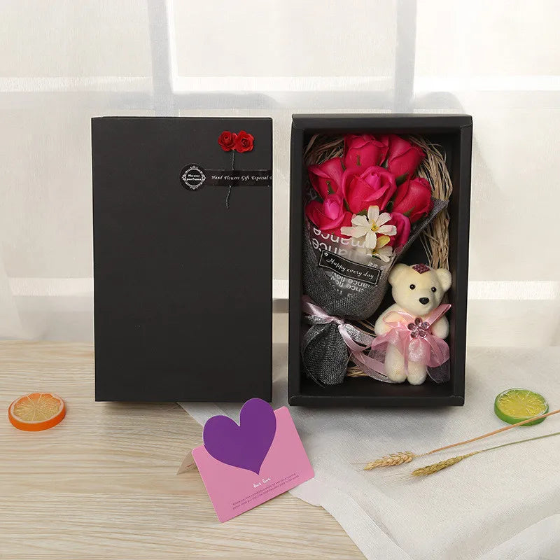 علبة هدايا ورد صابون عطري مع دب – 7 وردات شكلها ورد طبيعي