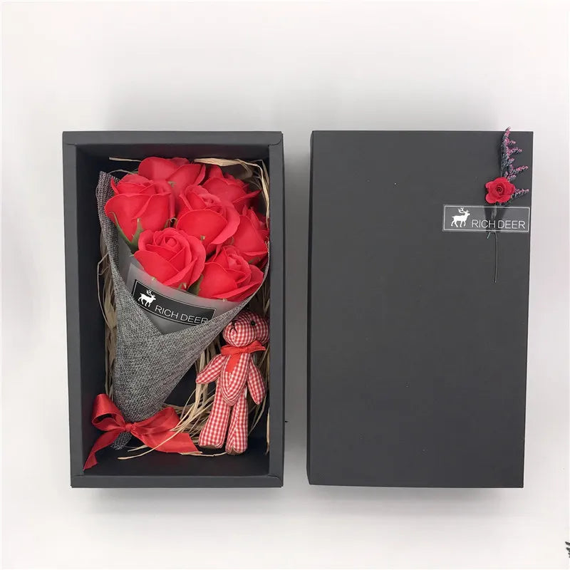 علبة هدايا ورد صابون عطري مع دب – 7 وردات شكلها ورد طبيعي