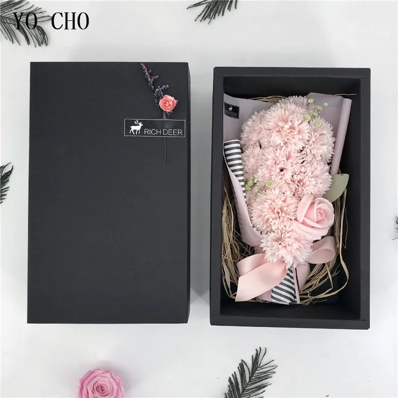 علبة هدايا ورد صابون عطري مع دب – 7 وردات شكلها ورد طبيعي