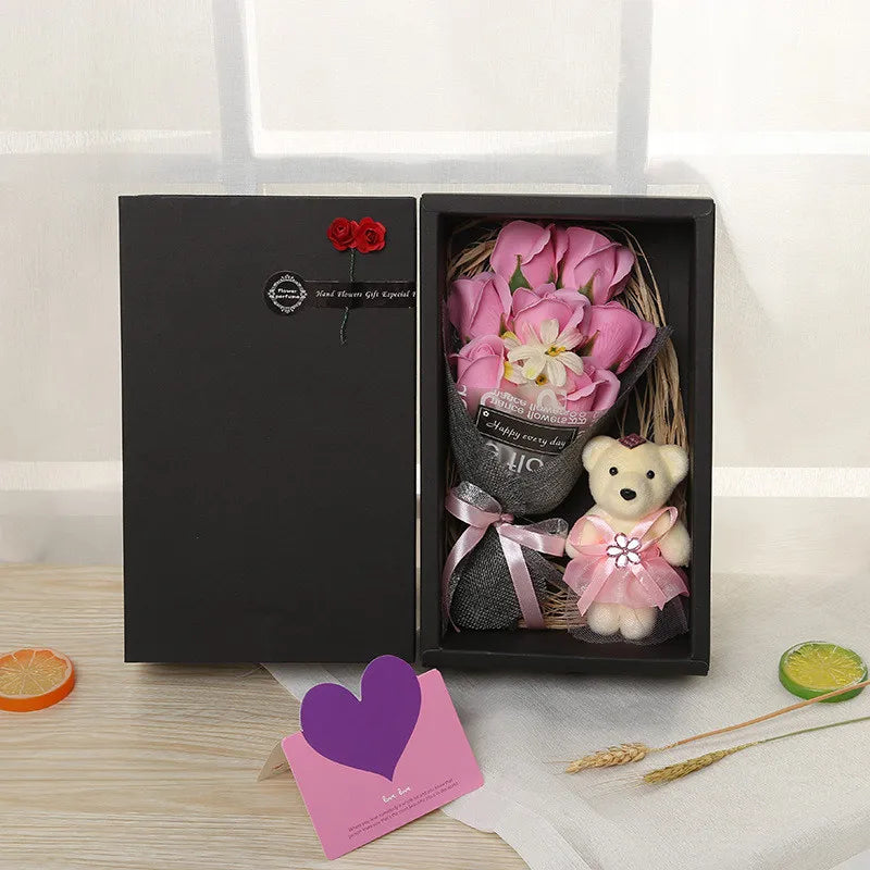 علبة هدايا ورد صابون عطري مع دب – 7 وردات شكلها ورد طبيعي