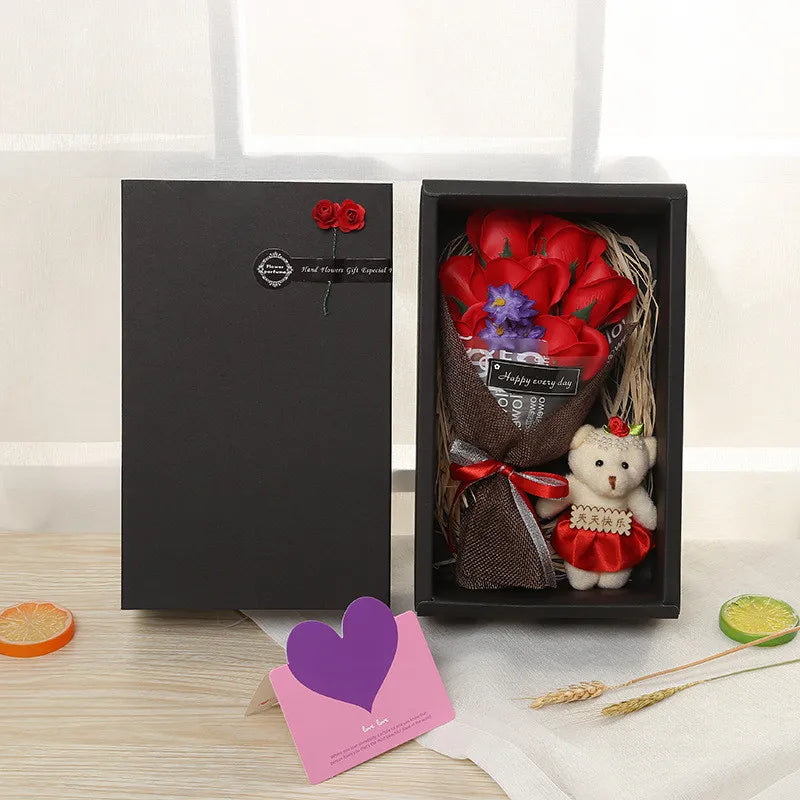 علبة هدايا ورد صابون عطري مع دب – 7 وردات شكلها ورد طبيعي