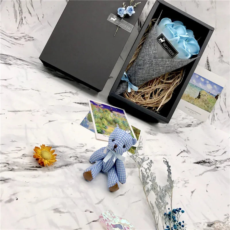 علبة هدايا ورد صابون عطري مع دب – 7 وردات شكلها ورد طبيعي