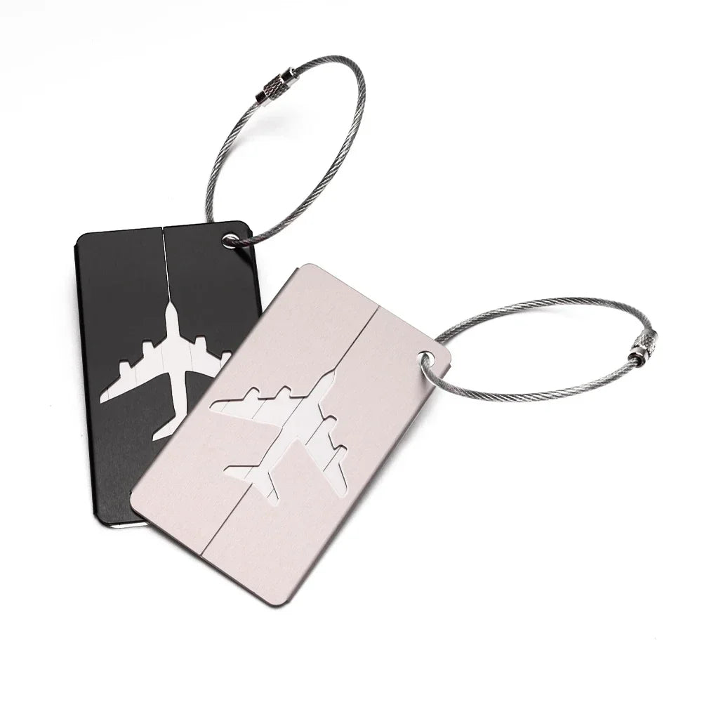 بطاقة تعريف للحقائب من الألمنيوم – أنيقة، متينة، ومناسبة للسفر