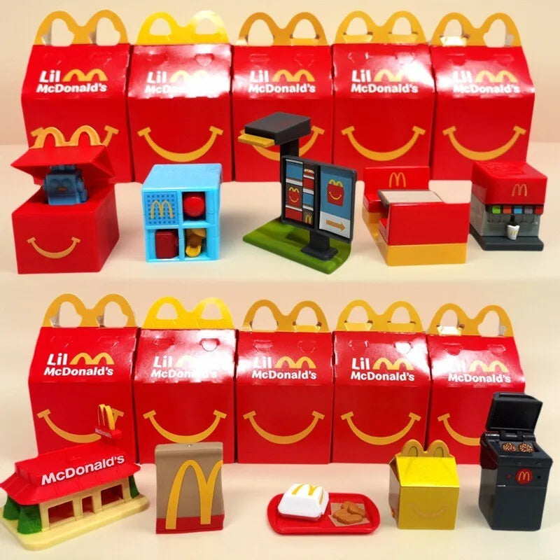 ألعاب بيت اللعب من ماكدونالدز، تشمل مجسمات مكونات المطعم، صناديق وجبات، ماكينات الطلب، وقبعات للأطفال، نموذج لعب واقعي