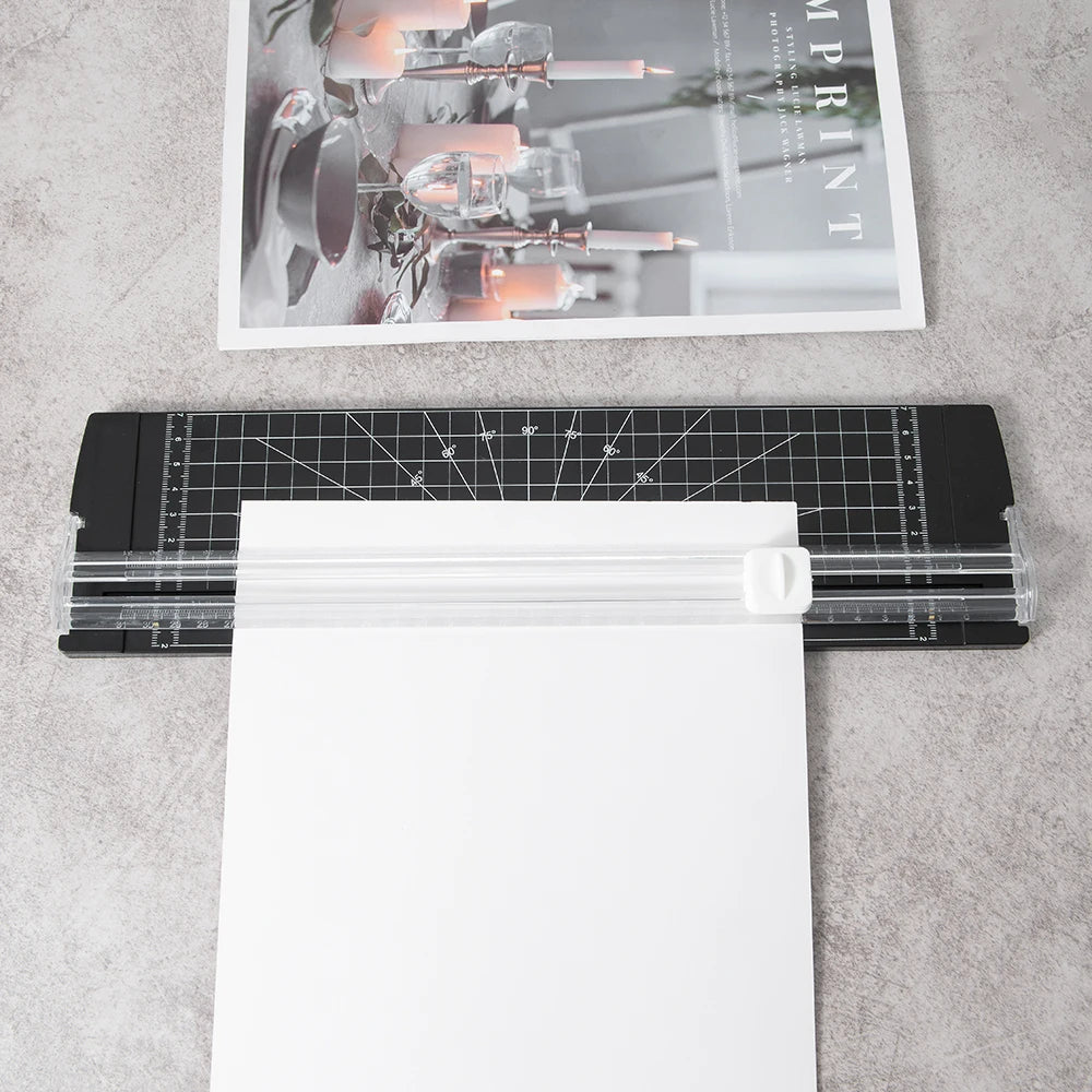 قاطع ورق A4 بآلية أمان ومسطرة جانبية – أداة دقيقة للأشغال اليدوية، الكوبونات، والملصقات