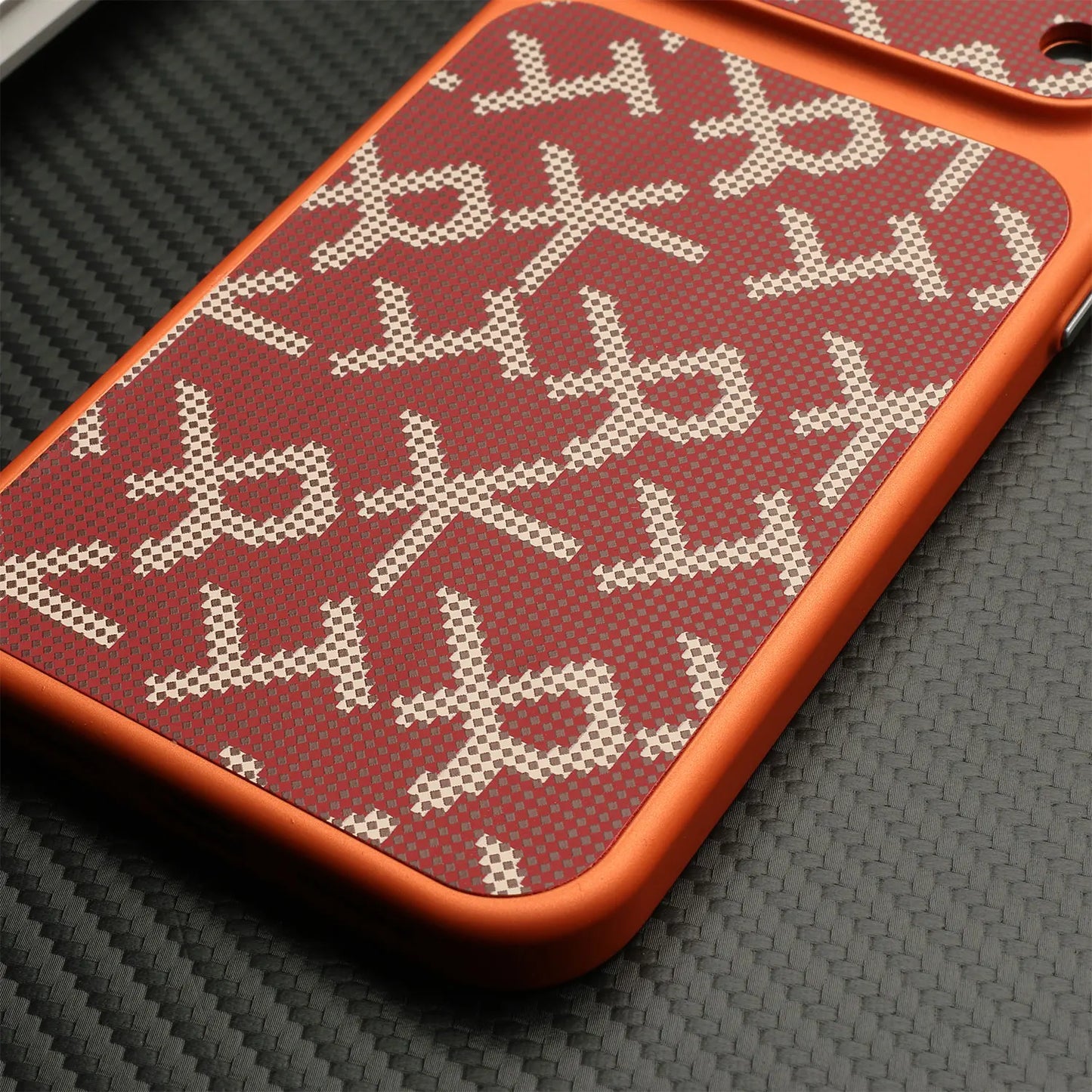 كفر آيفون بنقشة مونوغرام مع إطار برتقالي وأحمر – حماية قوية ضد الصدمات