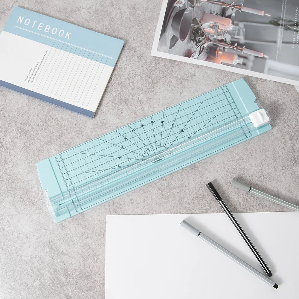 قاطع ورق A4 بآلية أمان ومسطرة جانبية – أداة دقيقة للأشغال اليدوية، الكوبونات، والملصقات