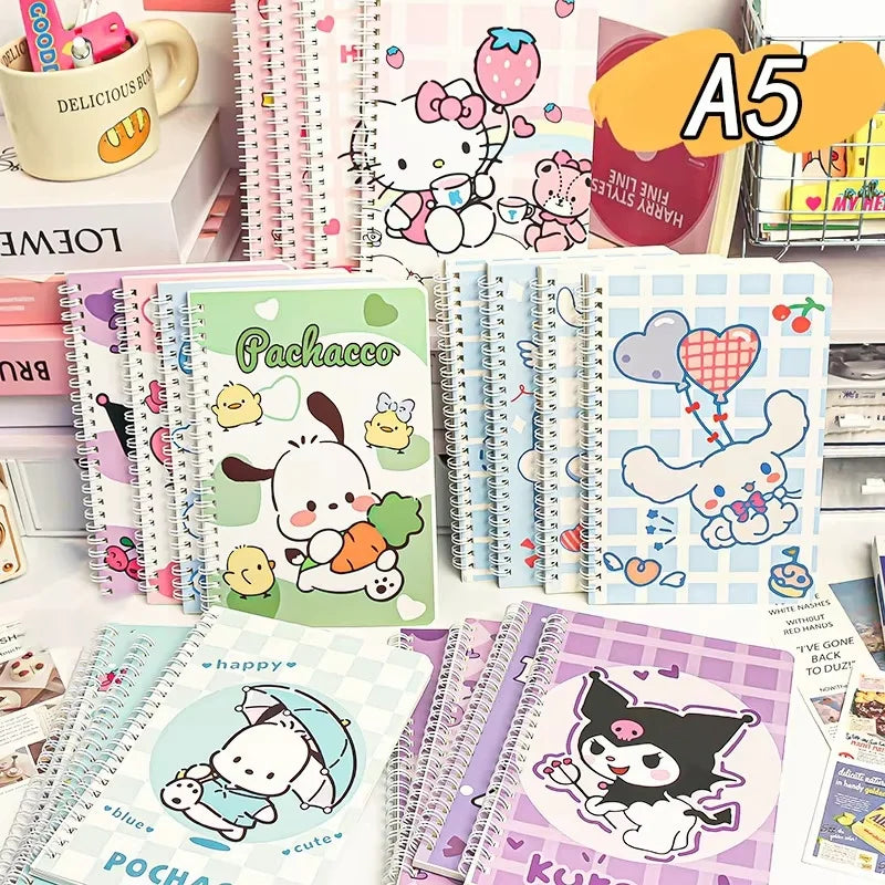 مجموعة 4 دفاتر حلزونية مقاس A5 من سانريو (Hello Kitty، باتشاكّو، سينامورول، كورو مي)
