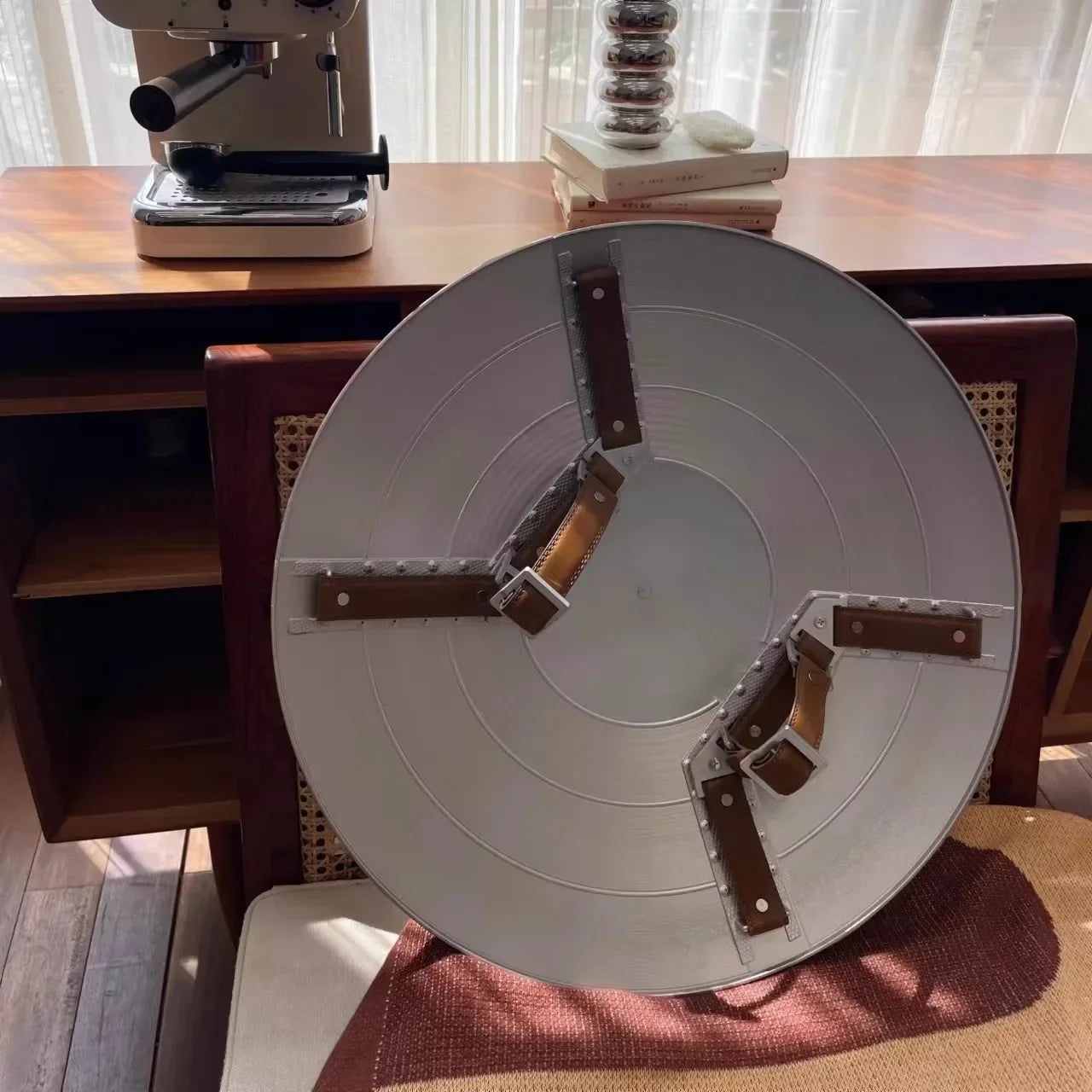 درع كابتن أمريكا – نسخة فاخرة | قطر 60 سم | تصميم بلاستيكي للأزياء والمقتنيات