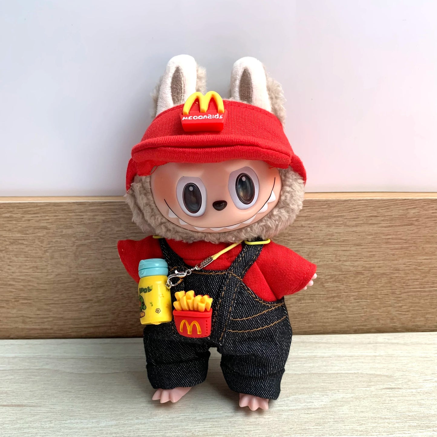 طقم لابوبو 15-17 سم – تيشيرت + بنطلون + ربطة شعر + شنطة | إكسسوارات كيوت للدمى – DIY ستايل