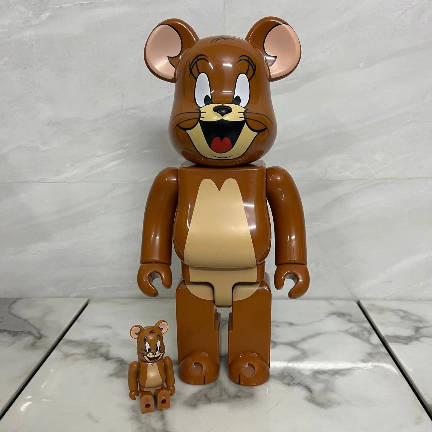 تمثال 400% BEARBRICK – تصميم "توم" و"جيزي" بأسلوب Violent Bear بارتفاع 28 سم
