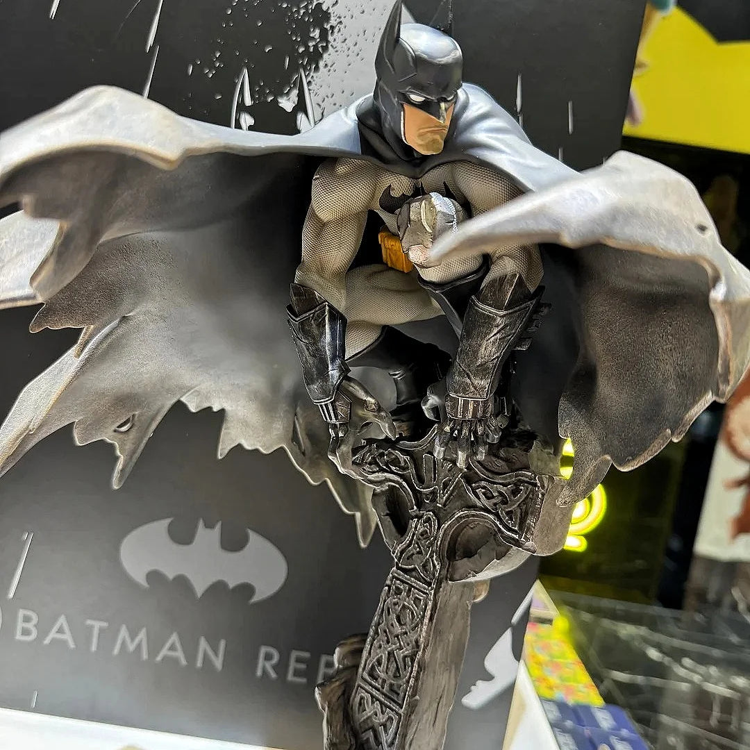 مجسمات باتمان من Pop Mart – إصدار رسمي أصلي | زينة مكتبية أنيقة وعصرية