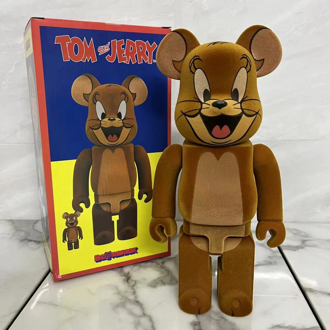 تمثال 400% BEARBRICK – تصميم "توم" و"جيزي" بأسلوب Violent Bear بارتفاع 28 سم