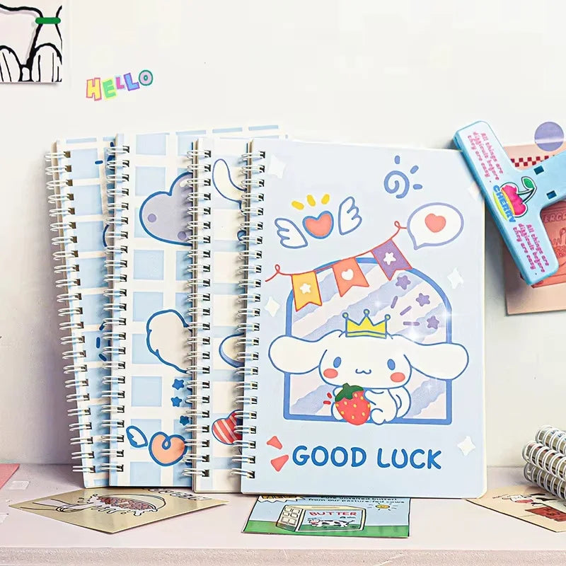 مجموعة 4 دفاتر حلزونية مقاس A5 من سانريو (Hello Kitty، باتشاكّو، سينامورول، كورو مي)