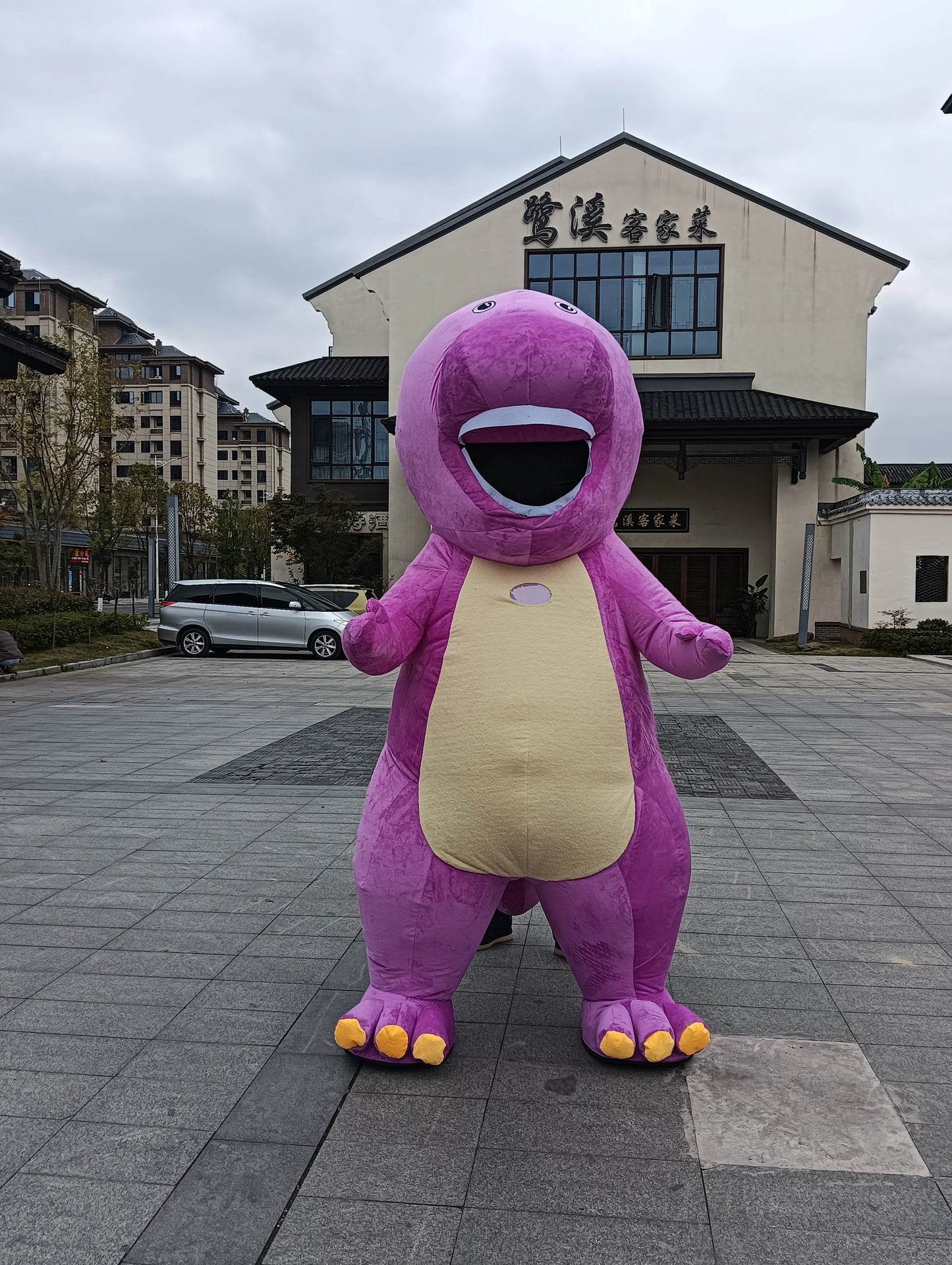 زي تميمة التنين البنفسجي القابل للنفخ – من MINISO Disney | بطول 2 إلى 2.6 متر | للكبار | مثالي للكوسبلاي والكرنفالات والعروض