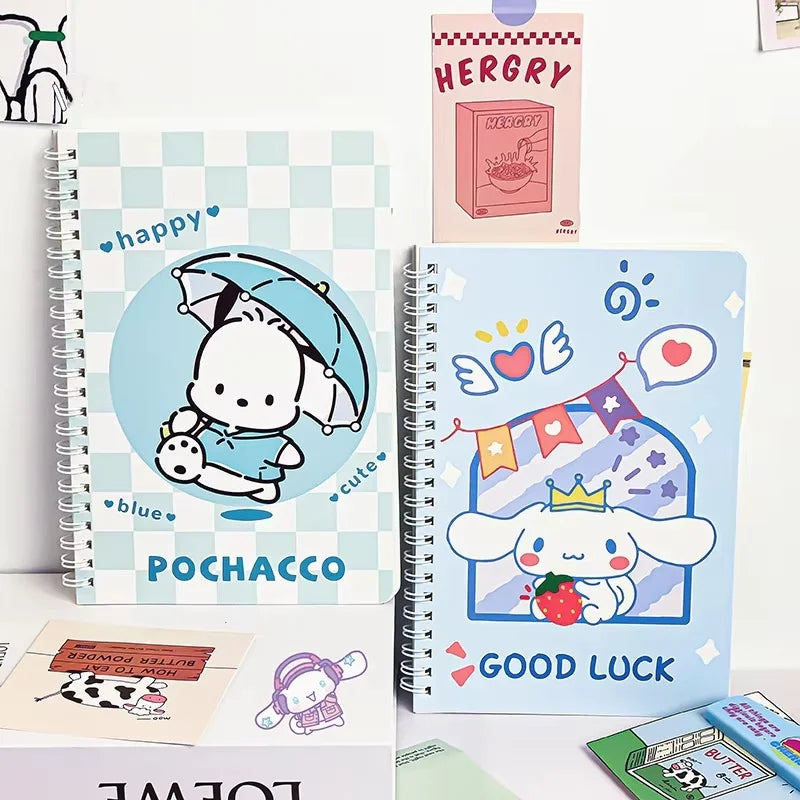 مجموعة 4 دفاتر حلزونية مقاس A5 من سانريو (Hello Kitty، باتشاكّو، سينامورول، كورو مي)