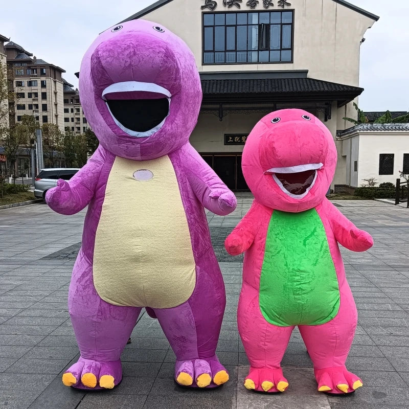 زي تميمة التنين البنفسجي القابل للنفخ – من MINISO Disney | بطول 2 إلى 2.6 متر | للكبار | مثالي للكوسبلاي والكرنفالات والعروض