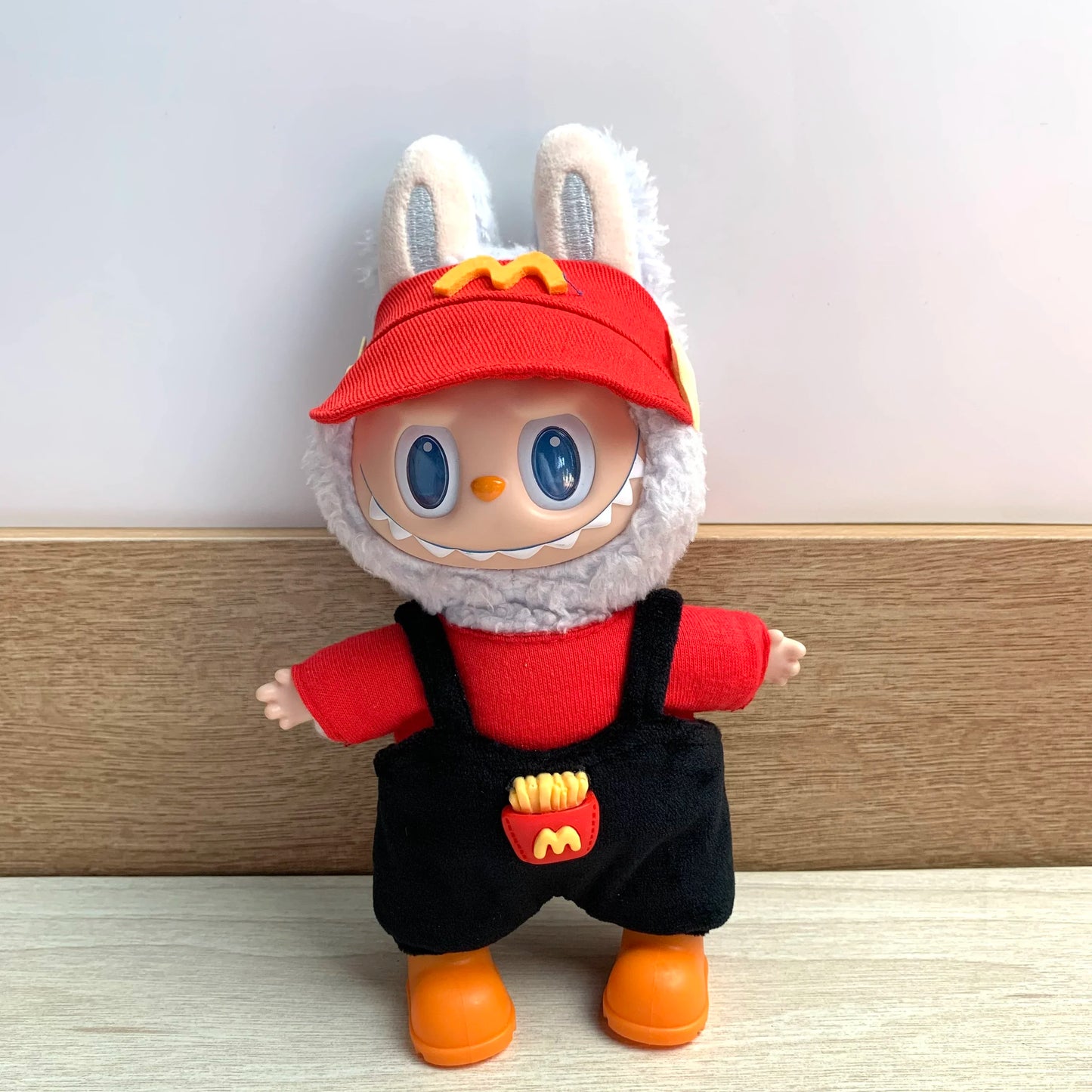 طقم لابوبو 15-17 سم – تيشيرت + بنطلون + ربطة شعر + شنطة | إكسسوارات كيوت للدمى – DIY ستايل