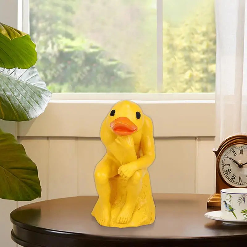 تمثال بطة مفكرة – ديكور مضحك ولطيف للحديقة أو المنزل