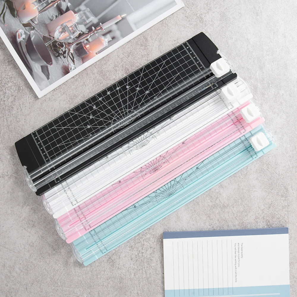 قاطع ورق A4 بآلية أمان ومسطرة جانبية – أداة دقيقة للأشغال اليدوية، الكوبونات، والملصقات