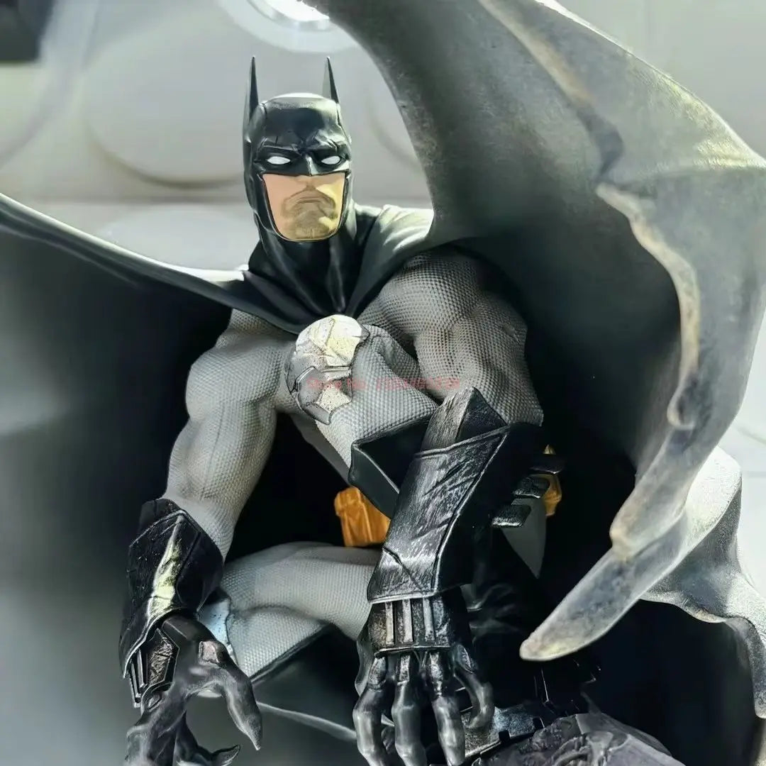 مجسمات باتمان من Pop Mart – إصدار رسمي أصلي | زينة مكتبية أنيقة وعصرية