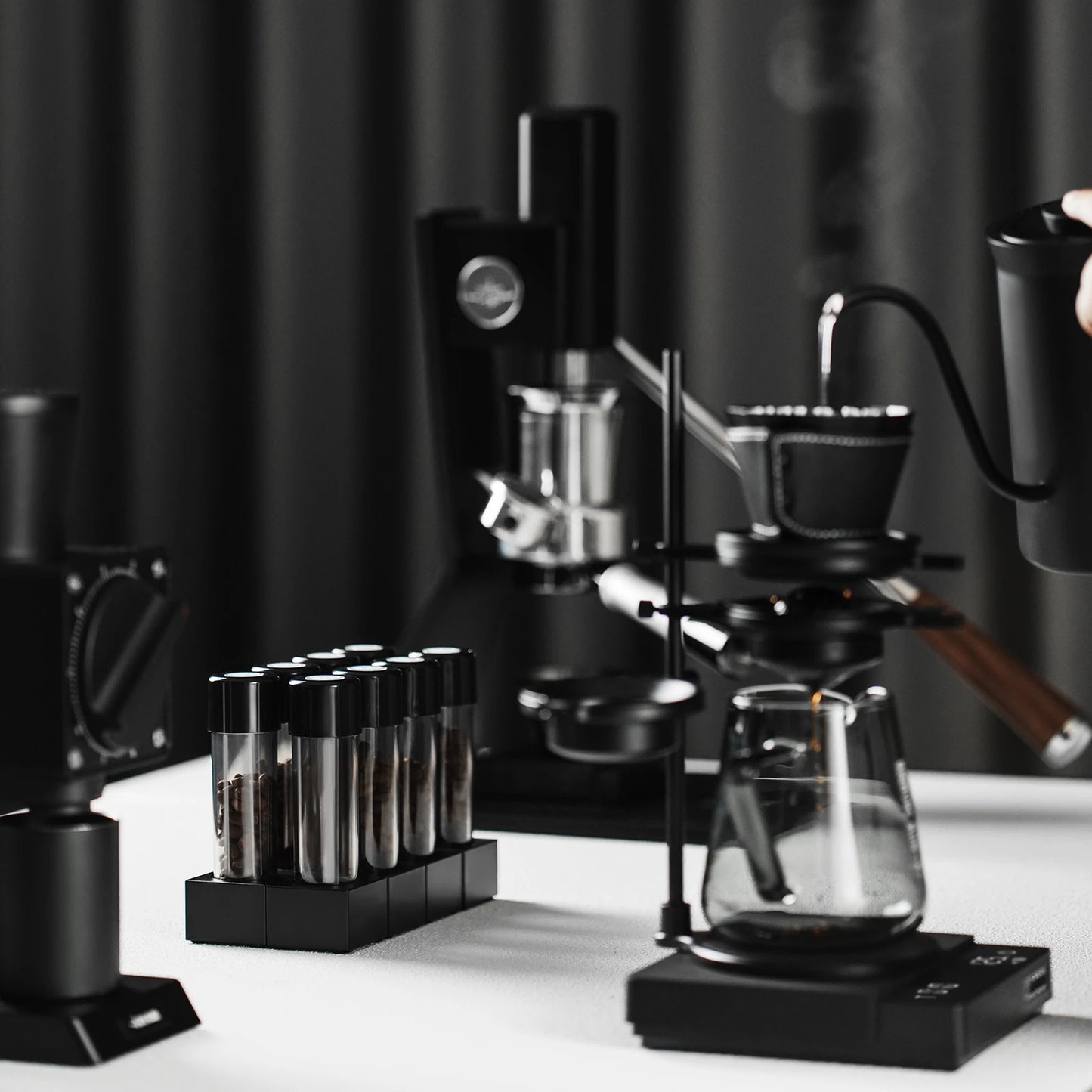 أنبوب تخزين حبوب القهوة MHW-3BOMBER – تصميم مغناطيسي + صمام تفريغ هواء | سعة 15-20 جم – لمحبي القهوة المختصة