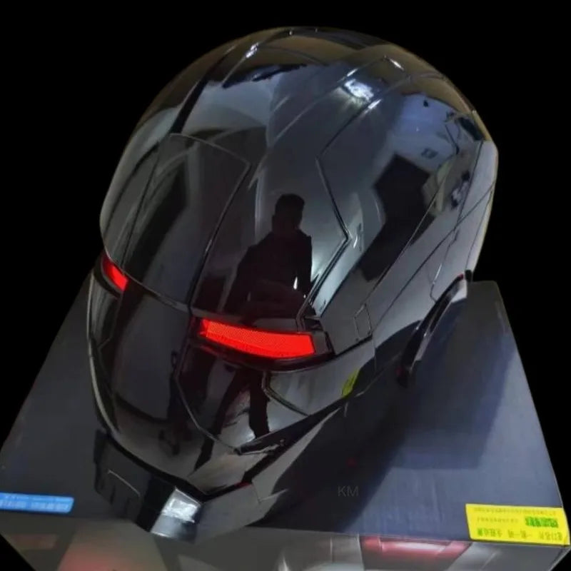 خوذة آيرون مان – تصميم واقعي تفاعلي باللون الذهبي والفضي | فتح وإغلاق كهربائي مع تحكم صوتي