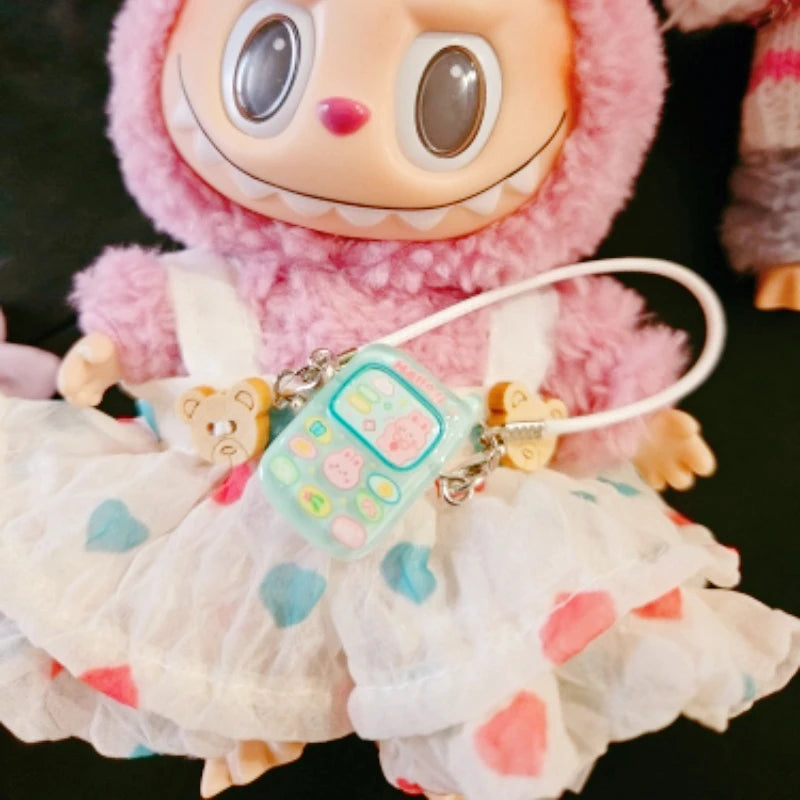 ميدالية هاتف كرتوني لابوبو 15-17 سم – إكسسوار ميني كيوت | قطعة زينة للدمى أو هدية ثنائية