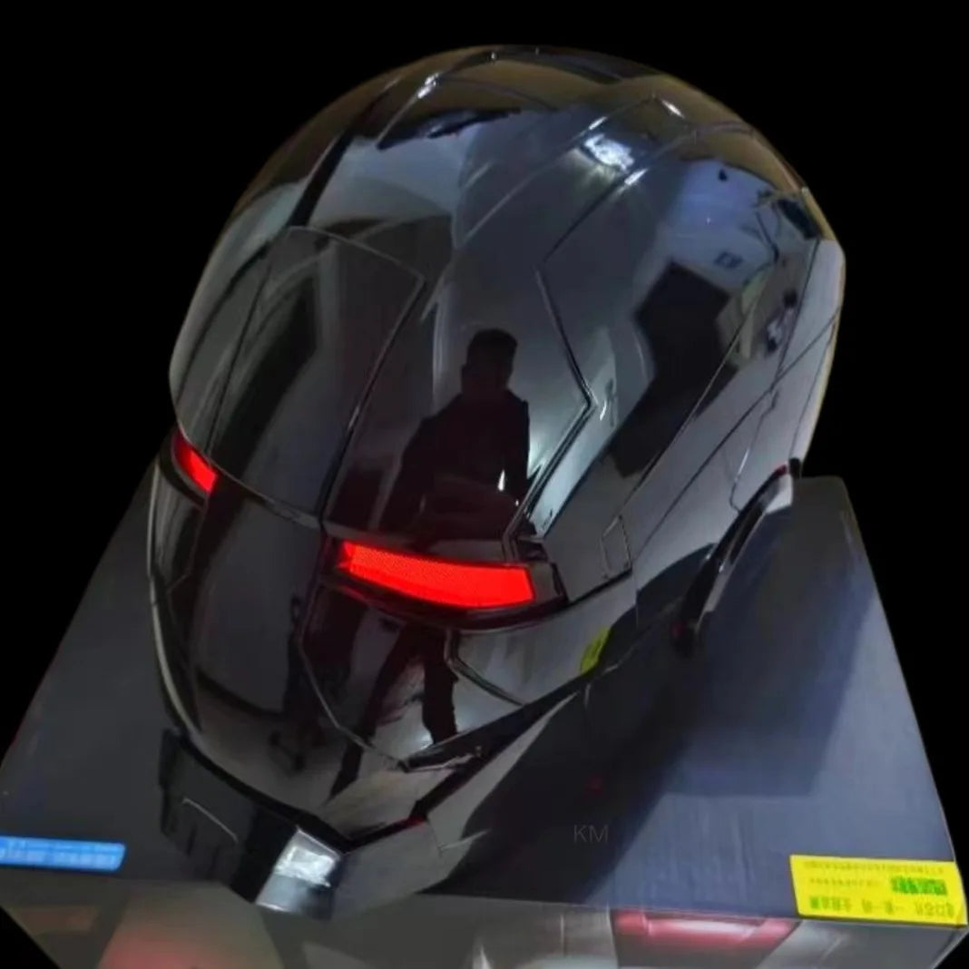 خوذة آيرون مان – تصميم واقعي تفاعلي باللون الذهبي والفضي | فتح وإغلاق كهربائي مع تحكم صوتي