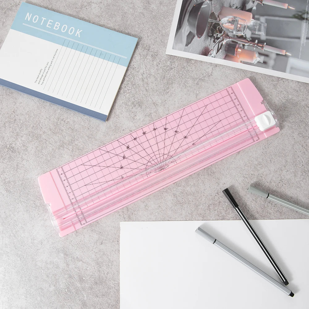 قاطع ورق A4 بآلية أمان ومسطرة جانبية – أداة دقيقة للأشغال اليدوية، الكوبونات، والملصقات