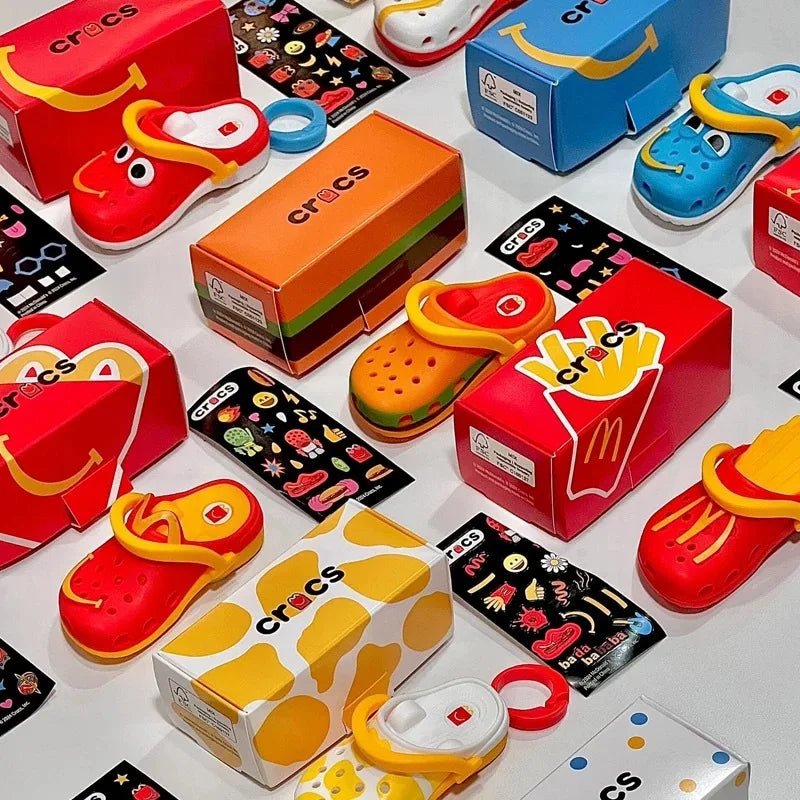 سلسلة 2024 من ماكدونالدز، ميدالية شبشب مصغر، لعبة هابي ميل مجسمة قابلة للجمع لتزيين المكتب أو كهدية عيد ميلاد للأطفال.