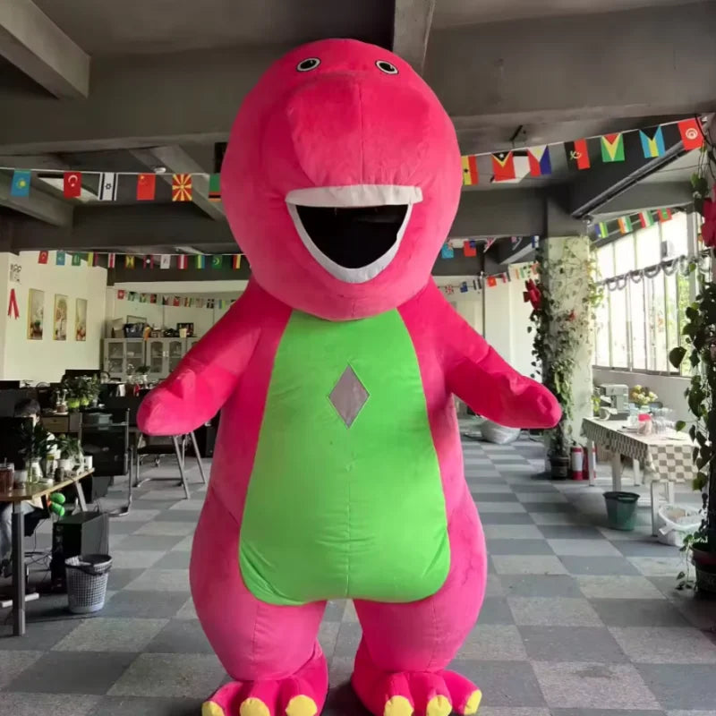 زي تميمة التنين البنفسجي القابل للنفخ – من MINISO Disney | بطول 2 إلى 2.6 متر | للكبار | مثالي للكوسبلاي والكرنفالات والعروض