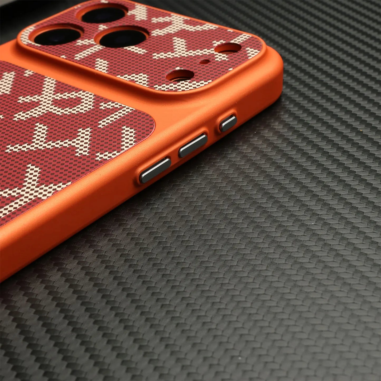 كفر آيفون بنقشة مونوغرام مع إطار برتقالي وأحمر – حماية قوية ضد الصدمات