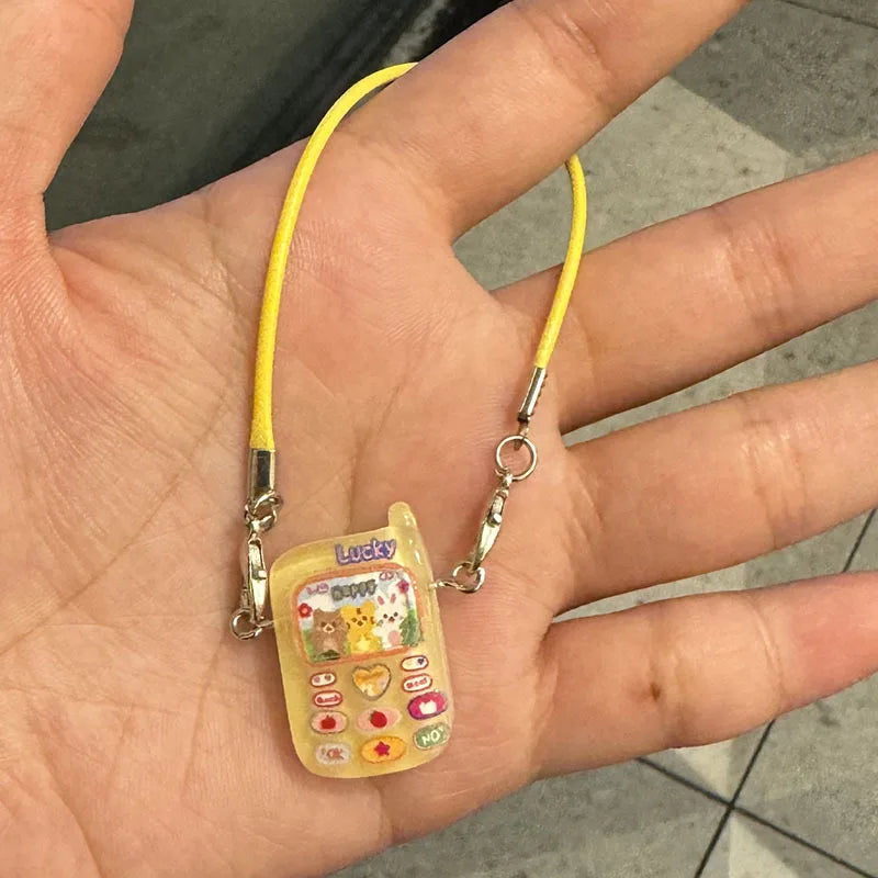 ميدالية هاتف كرتوني لابوبو 15-17 سم – إكسسوار ميني كيوت | قطعة زينة للدمى أو هدية ثنائية