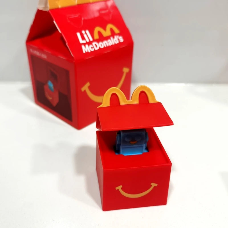 ألعاب بيت اللعب من ماكدونالدز، تشمل مجسمات مكونات المطعم، صناديق وجبات، ماكينات الطلب، وقبعات للأطفال، نموذج لعب واقعي