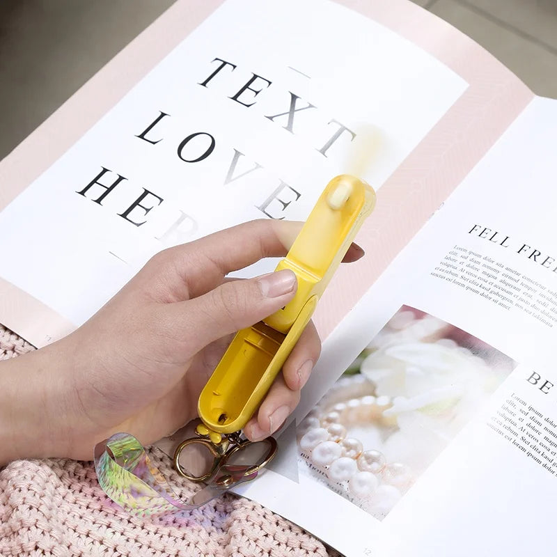 مروحة صغيرة محمولة USB – تصميم كيوت قابل للطي | تبريد للمكتب، السرير أو أثناء التنقل – بطارية قابلة للشحن