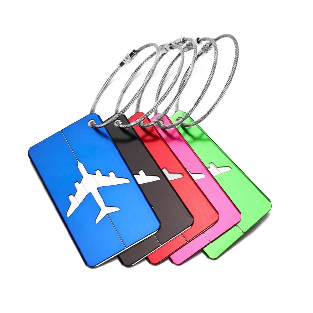 بطاقة تعريف للحقائب من الألمنيوم – أنيقة، متينة، ومناسبة للسفر