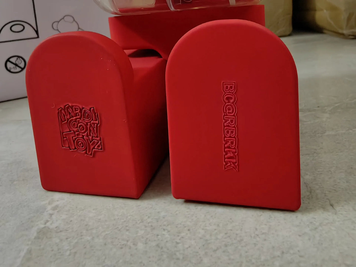 تمثال Bearbrick 400% – إصدار Red Velvet Macaron بارتفاع 28 سم