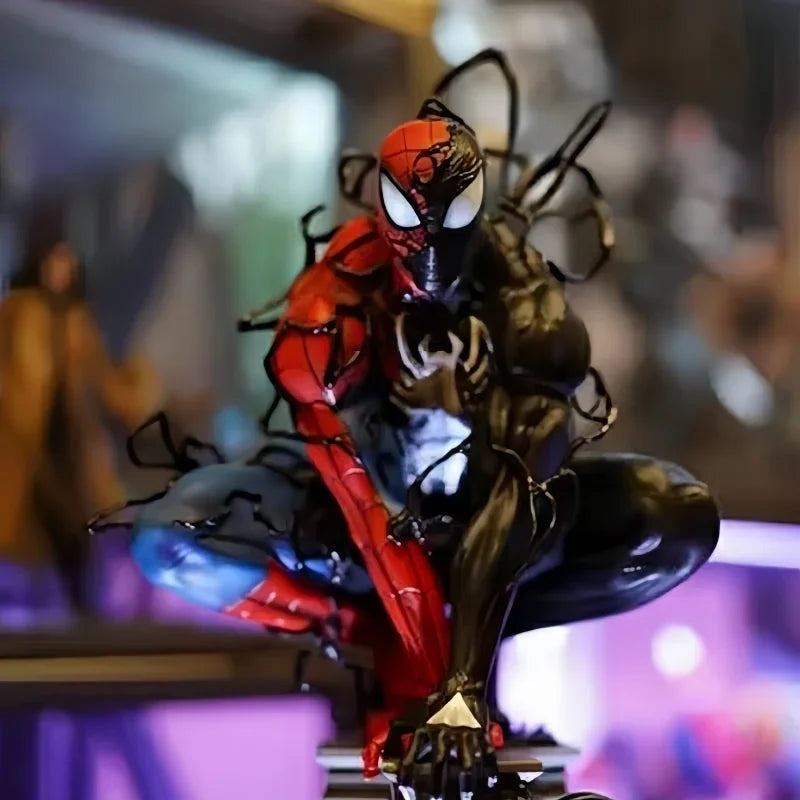 مجسم سبايدرمان المتحوّل (فينوم) – تصميم مضيء | ارتفاع 40 سم | ديكور مكتبي فاخر