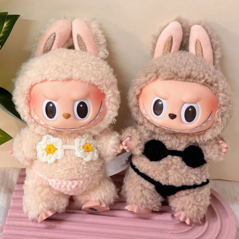 طقم بكيني لابوبو 15-17 سم – ستايل هاواي + تنورة عشب | 2 قطع – لبس شاطئ كيوت للدمى المحشوة