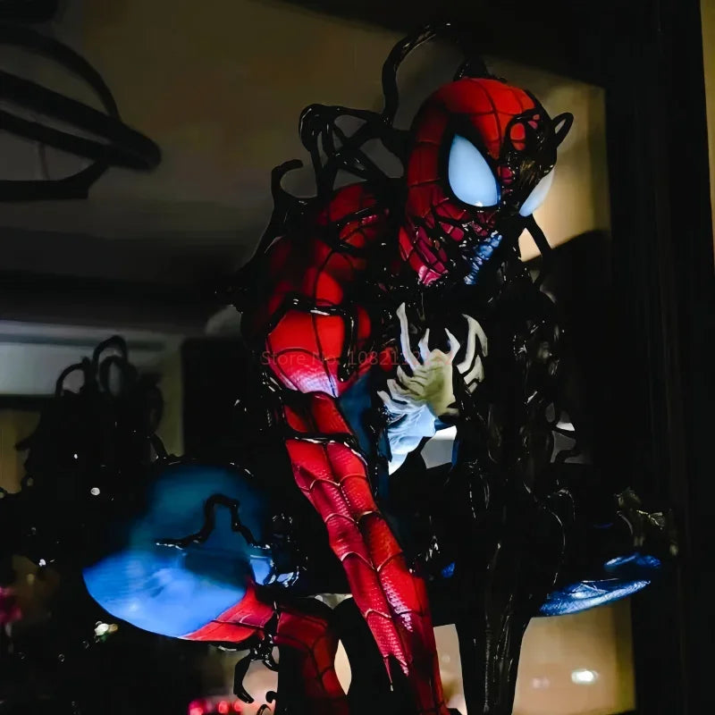 مجسم سبايدرمان المتحوّل (فينوم) – تصميم مضيء | ارتفاع 40 سم | ديكور مكتبي فاخر